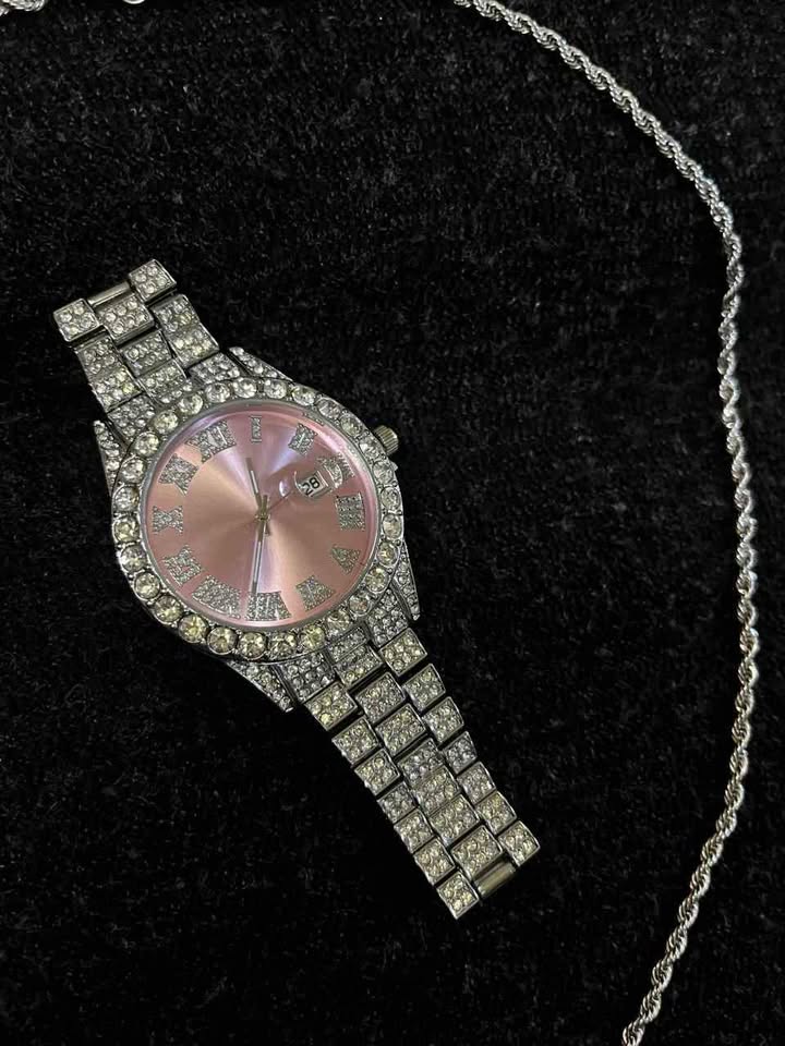 Conjunto de joyería estilo cubano color plata incluye reloj carátula rosa y cadena con dije