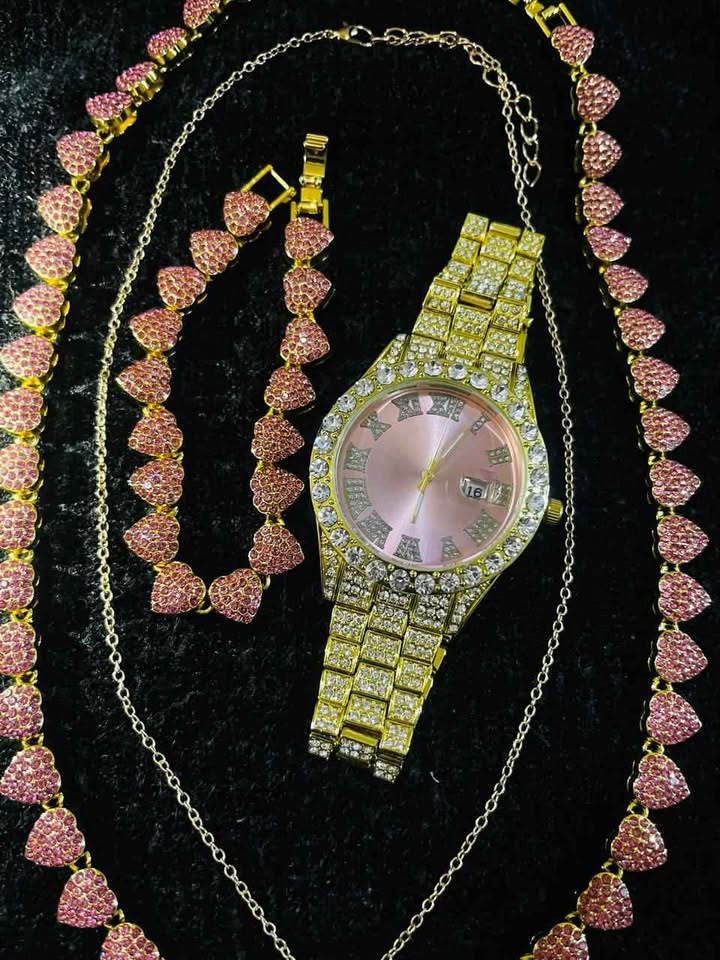 Conjunto de joyería con detalles en color rosa, incrustación de pedrería color rosa