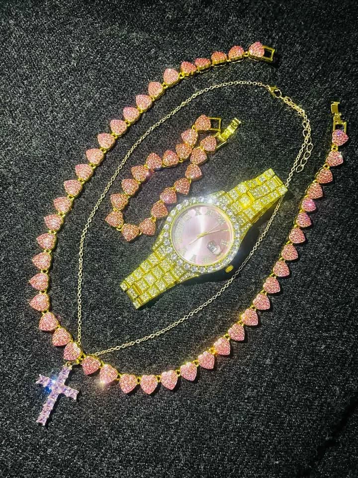 Conjunto de joyería con detalles en color rosa, incrustación de pedrería color rosa