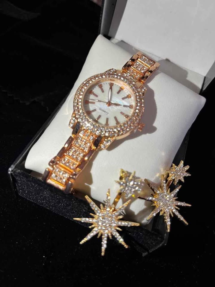 Conjunto de joyería incluye reloj de acero color oro rosa con incrustación de pedrería y aretes color oro rosa con incrustación de pedrería