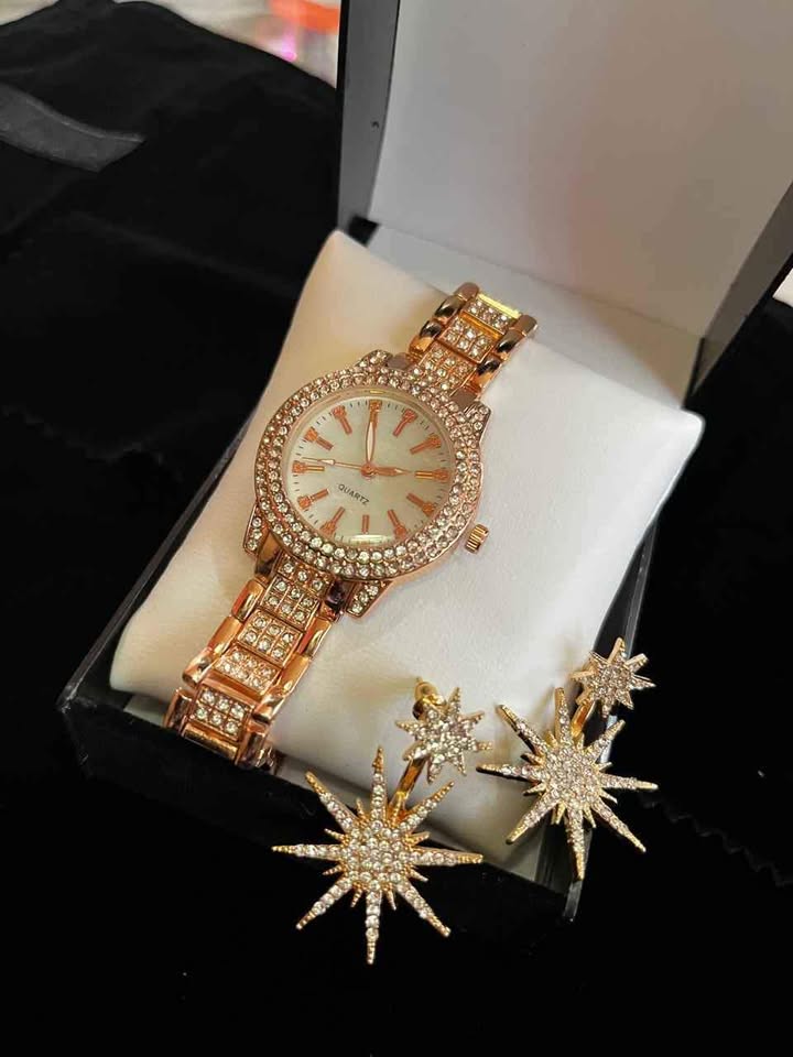 Conjunto de joyería incluye reloj de acero color oro rosa con incrustación de pedrería y aretes color oro rosa con incrustación de pedrería