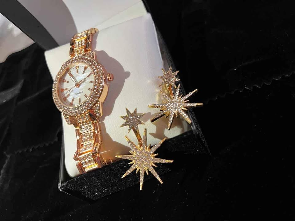 Conjunto de joyería incluye reloj de acero color oro rosa con incrustación de pedrería y aretes color oro rosa con incrustación de pedrería
