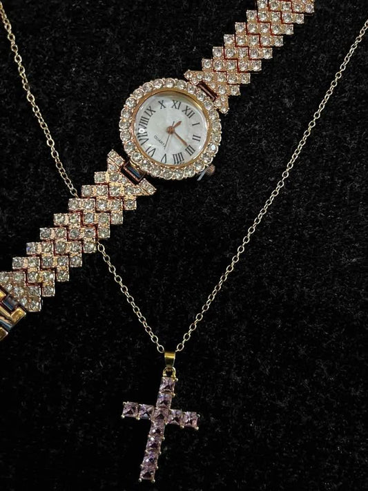 Conjunto de joyería incluye reloj diamantado de aleación de acero y cadena con dije de cruz con pedrería color rosa