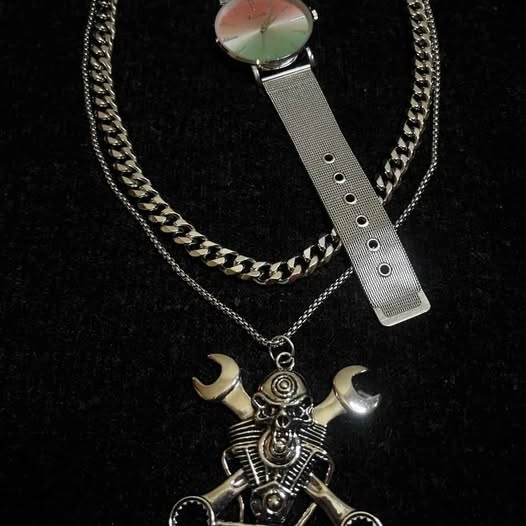 conjunto de joyería tres piezas de acero inoxidable.