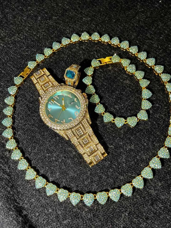 Conjunto de joyería dorada con detalle en color verde azul