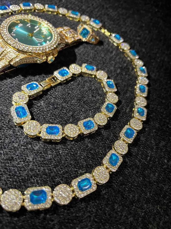 Conjunto de joyería color dorado con pedrería en color verde azul, joyas llamativas ideal para lucirte en tus eventos