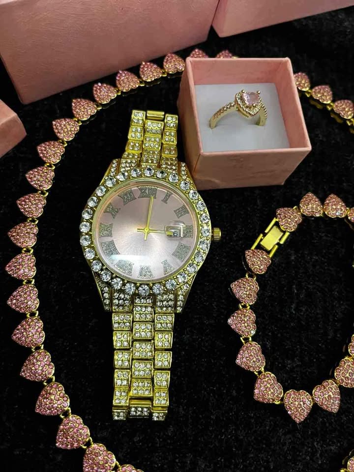 Conjunto de joyería con detalles en color rosa