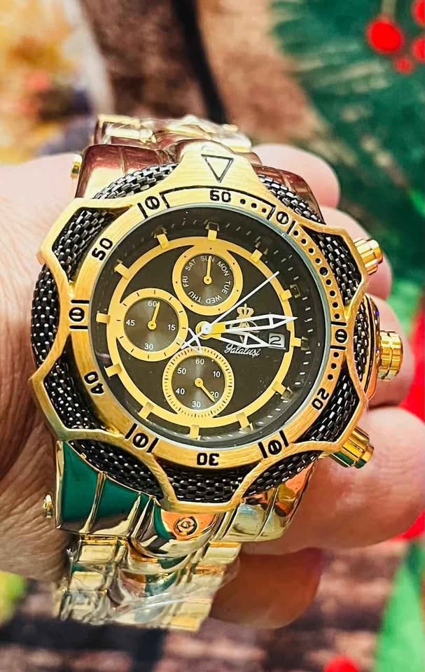 Reloj de acero inoxidable, color dorado, con detalles en color negro, reloj robusto y pesado