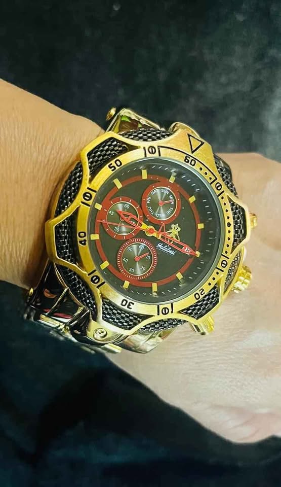 Reloj de acero inoxidable resistente al agua, color dorado, carátula negra