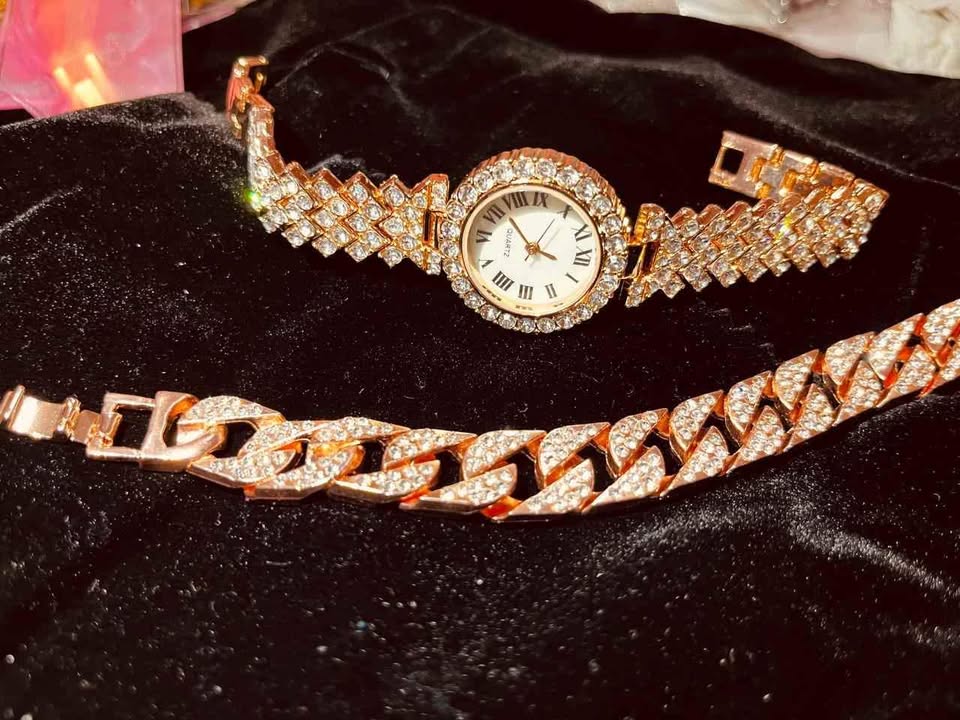 Conjunto de reloj color oro rosa con incrustación de pedrería y esclava color rosa con incrustación de pedrería