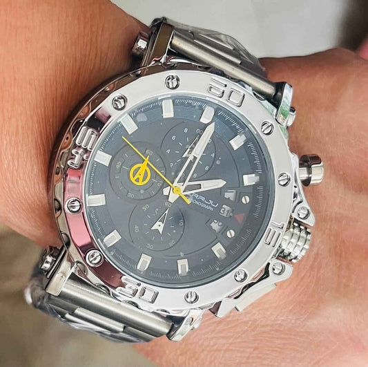Reloj rudo de acero inoxidable resistente al agua 30mts. robusto y pesado, color plateado.